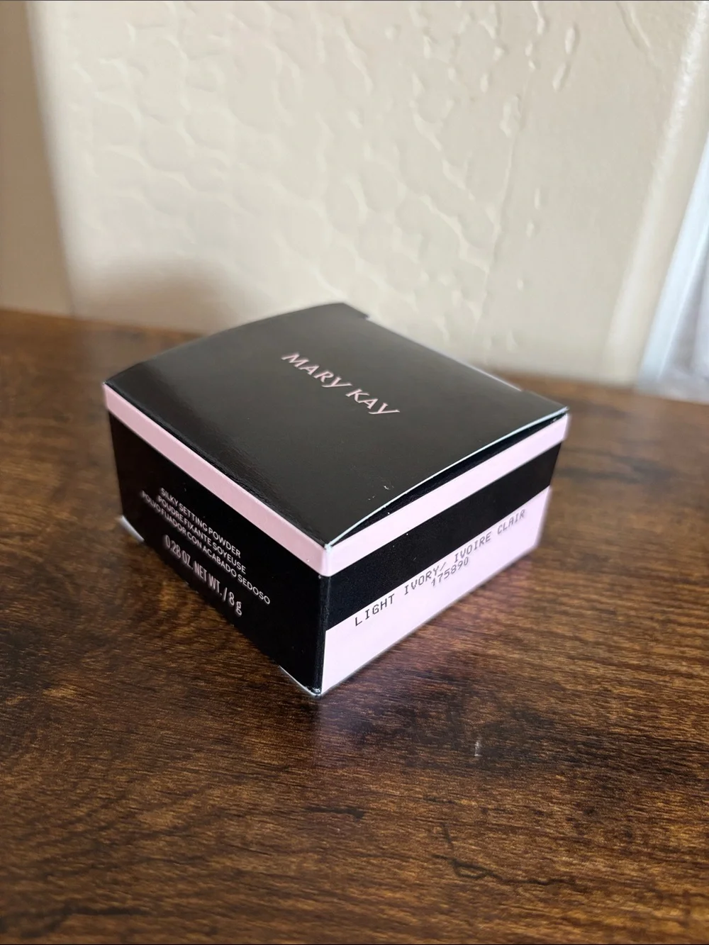 NEW Mary Kay Silky Setting Matte Powder in Light Ivory